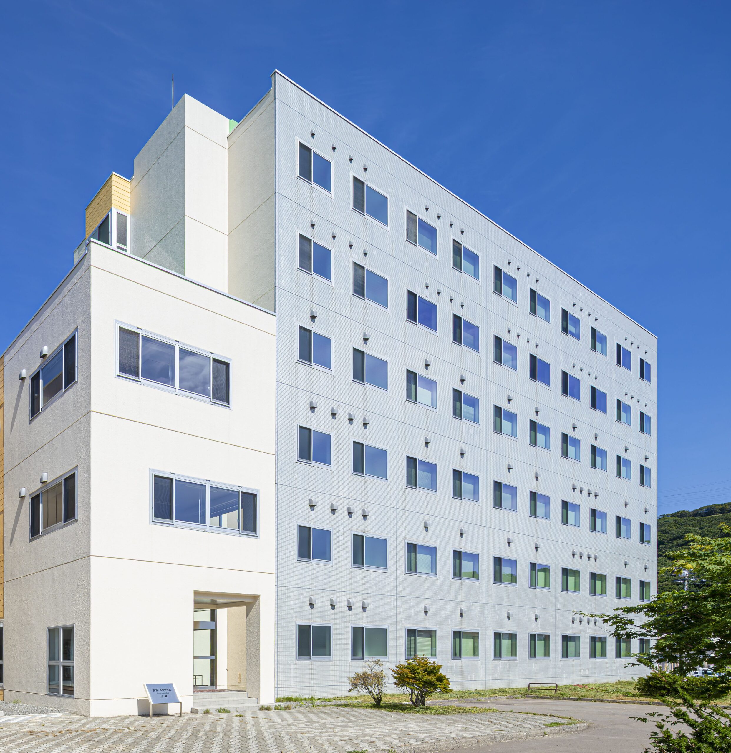 改装後V棟の外観
室蘭工業大学教育・研究９号棟