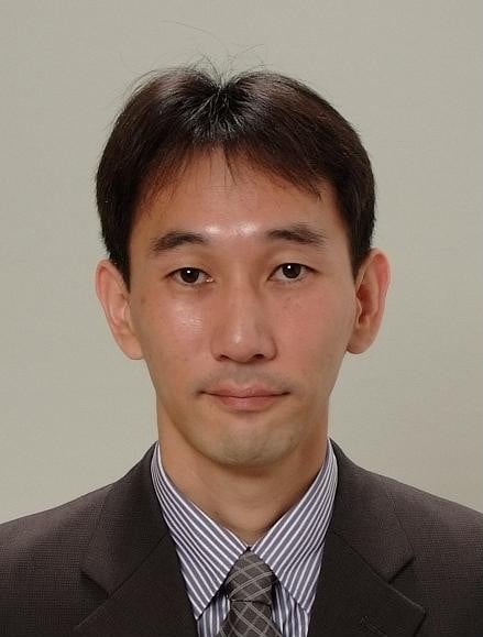 髙井 峰生
